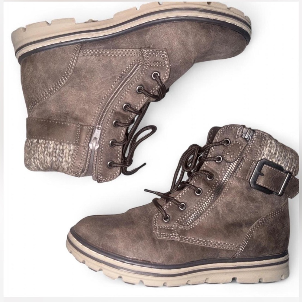 Cliffs by White Mountain lace up ankle boots